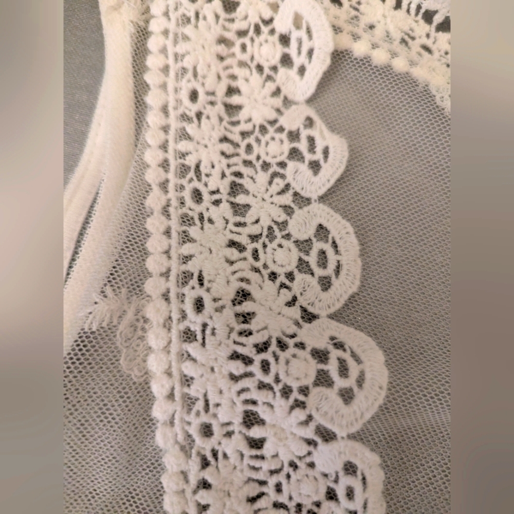 Pins & Needles White Lace Embroidered Vest with Crocheted Edge Size Medium - Picture 3 of 9